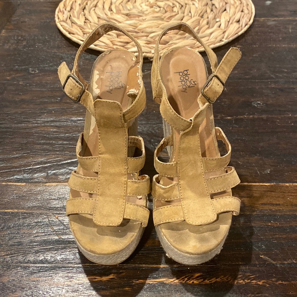 Black poppy tan suede wedges in size 6